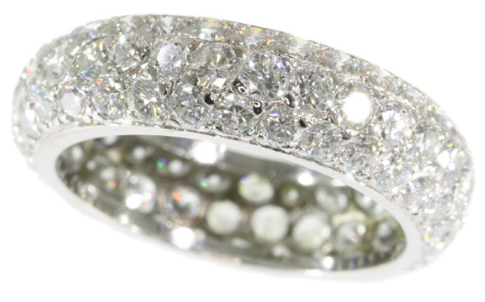 Essentiële informatie voordat u juwleen of sieraden koopt; ring with 90 brilliant cut diamonds