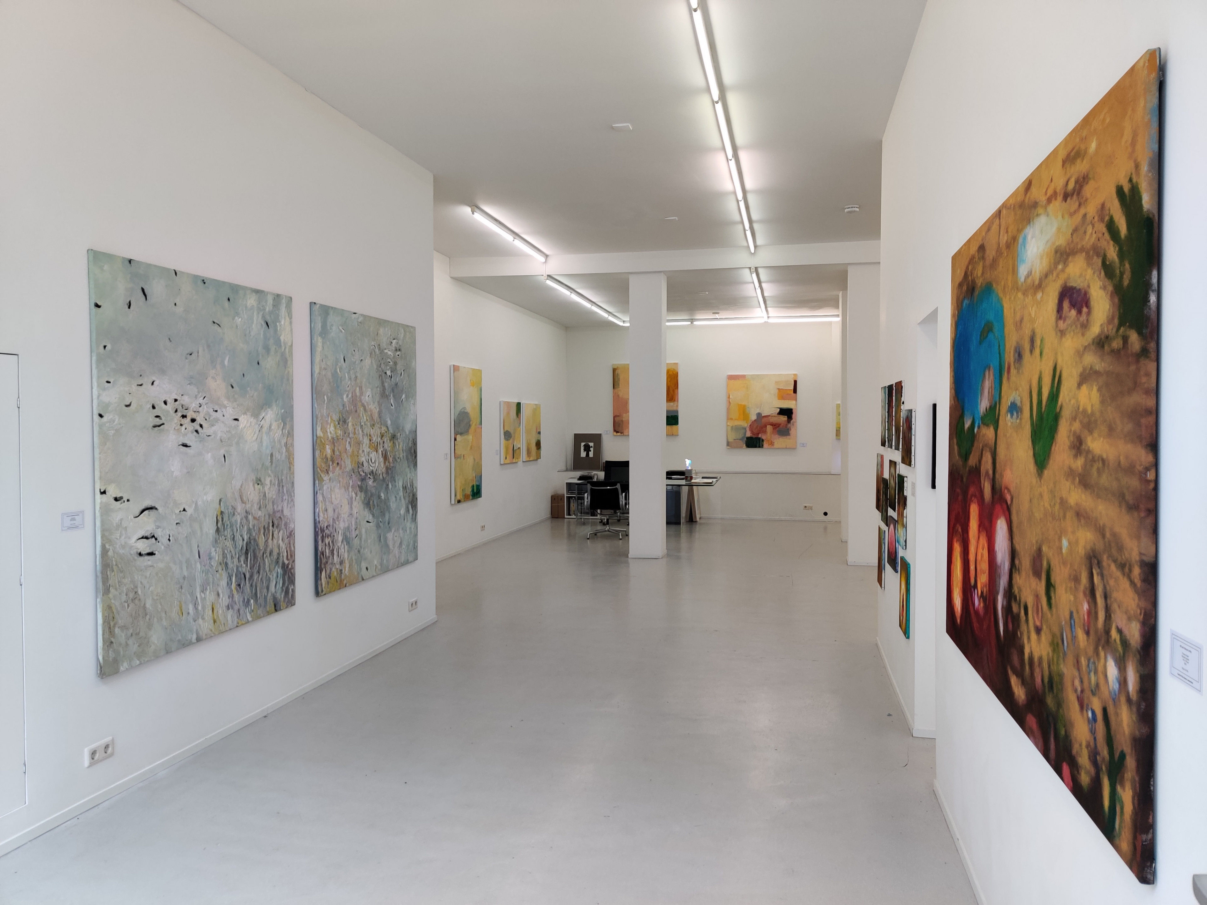 'Kunst kopen in Amsterdam'; impressie van de galerie van Mia Joosten met vooral moderne en abstracte kunst