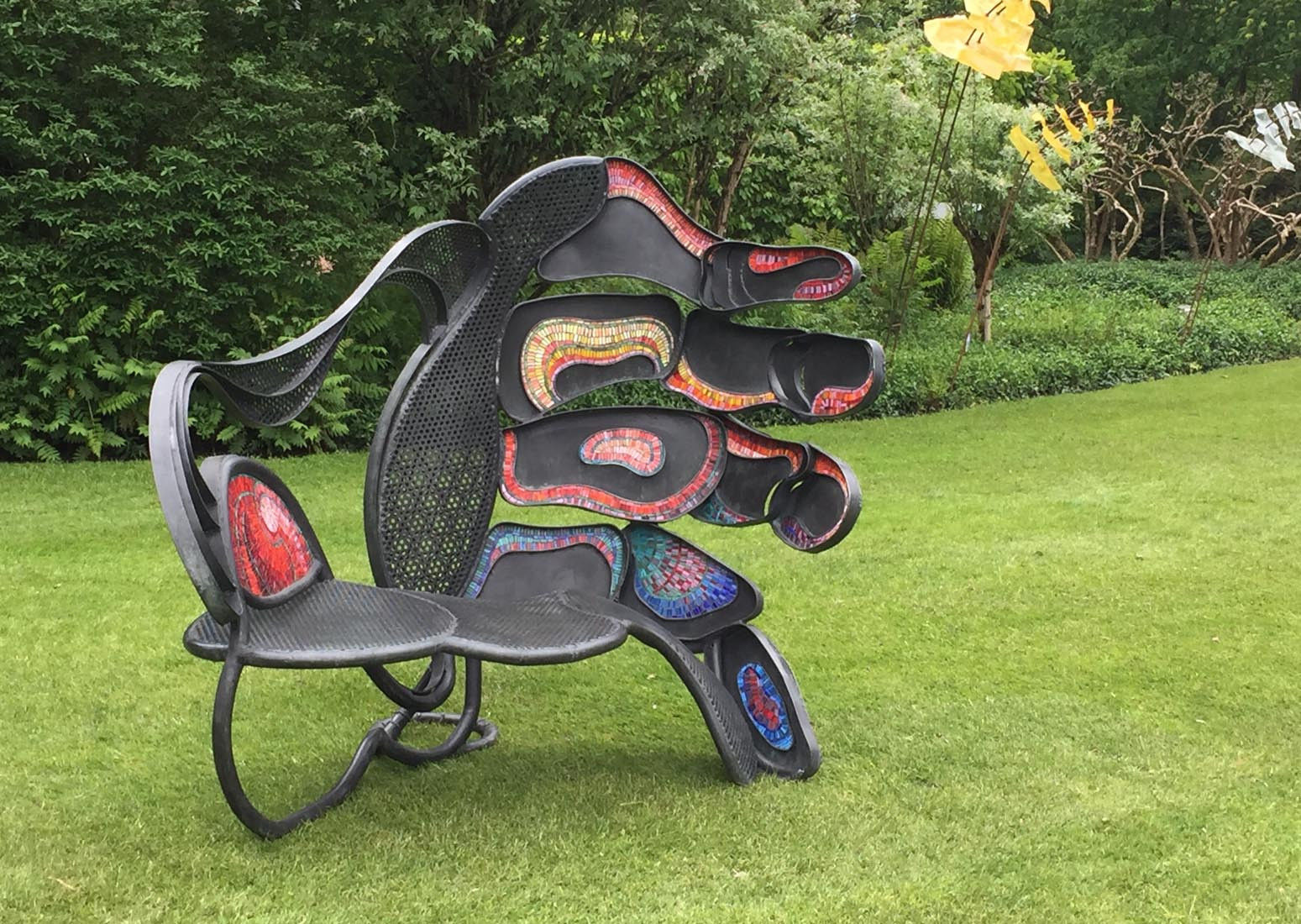 Een mooi voorbeeld van een particuliere opdracht van Linda Verkaaik voor een stoel/ bank in de tuin' Sitting on hand'
