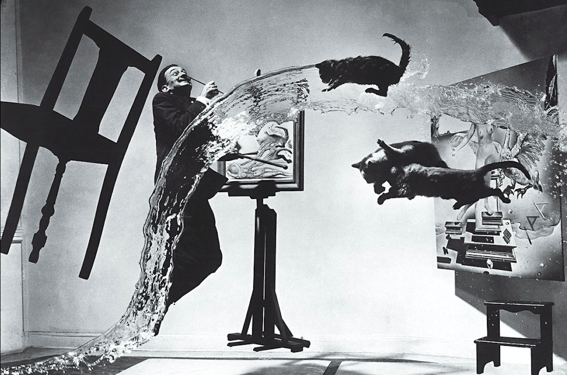 Una fotografia surreale di Philippe Halsman con Salvador Dalí, 'Dalí Atomicus', 1948
