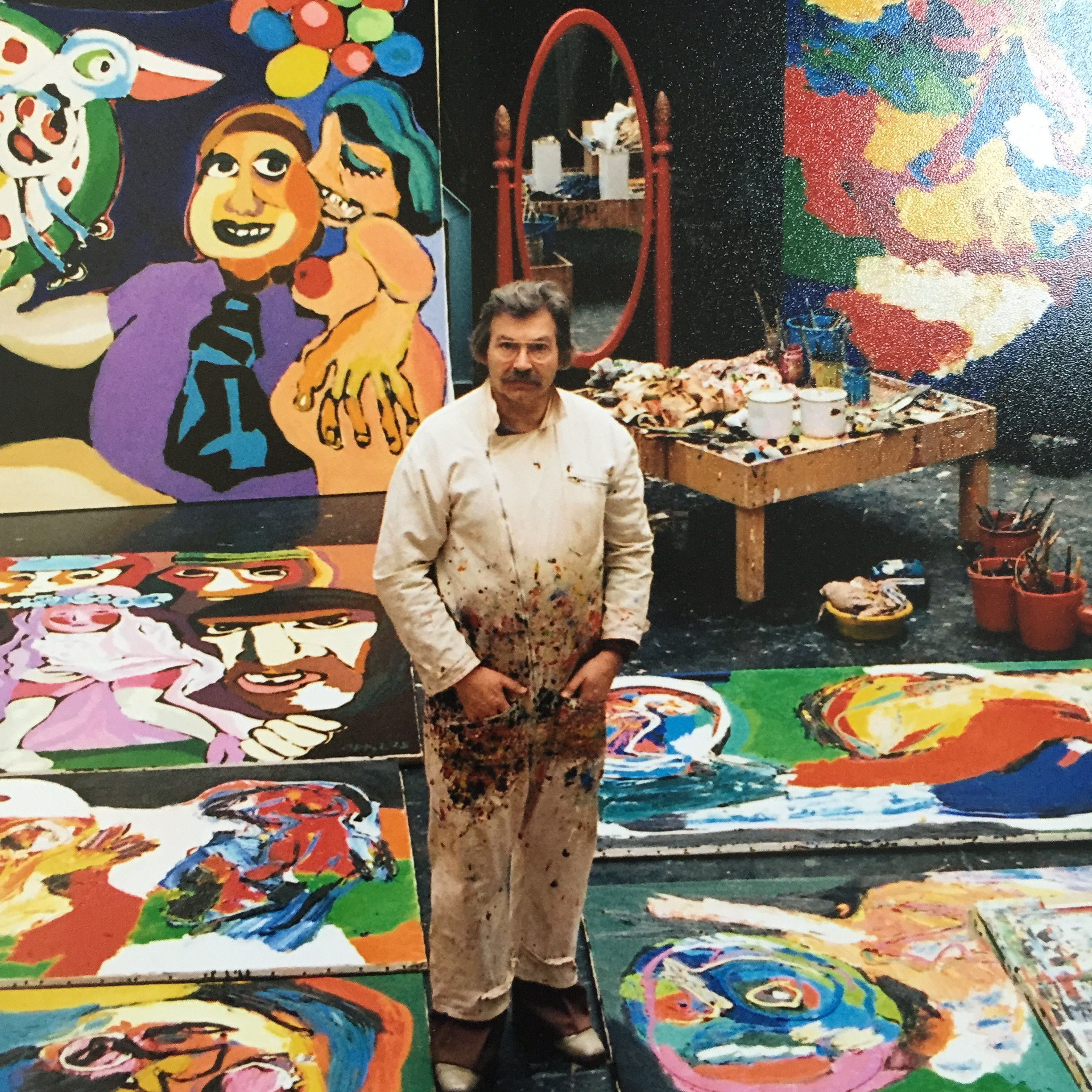 Cobra kunstenaar Karel Appel in zijn atelier