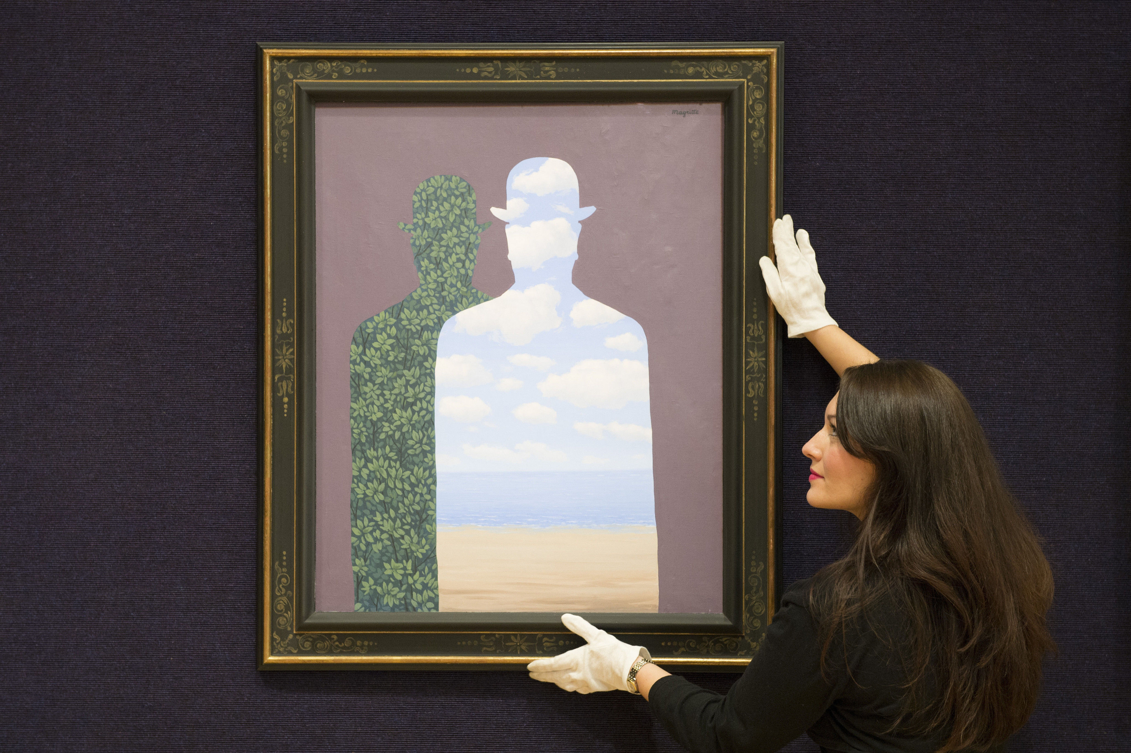 Surrealismo; La Belle Société di René Magritte (1965-66) durante un'asta d'arte