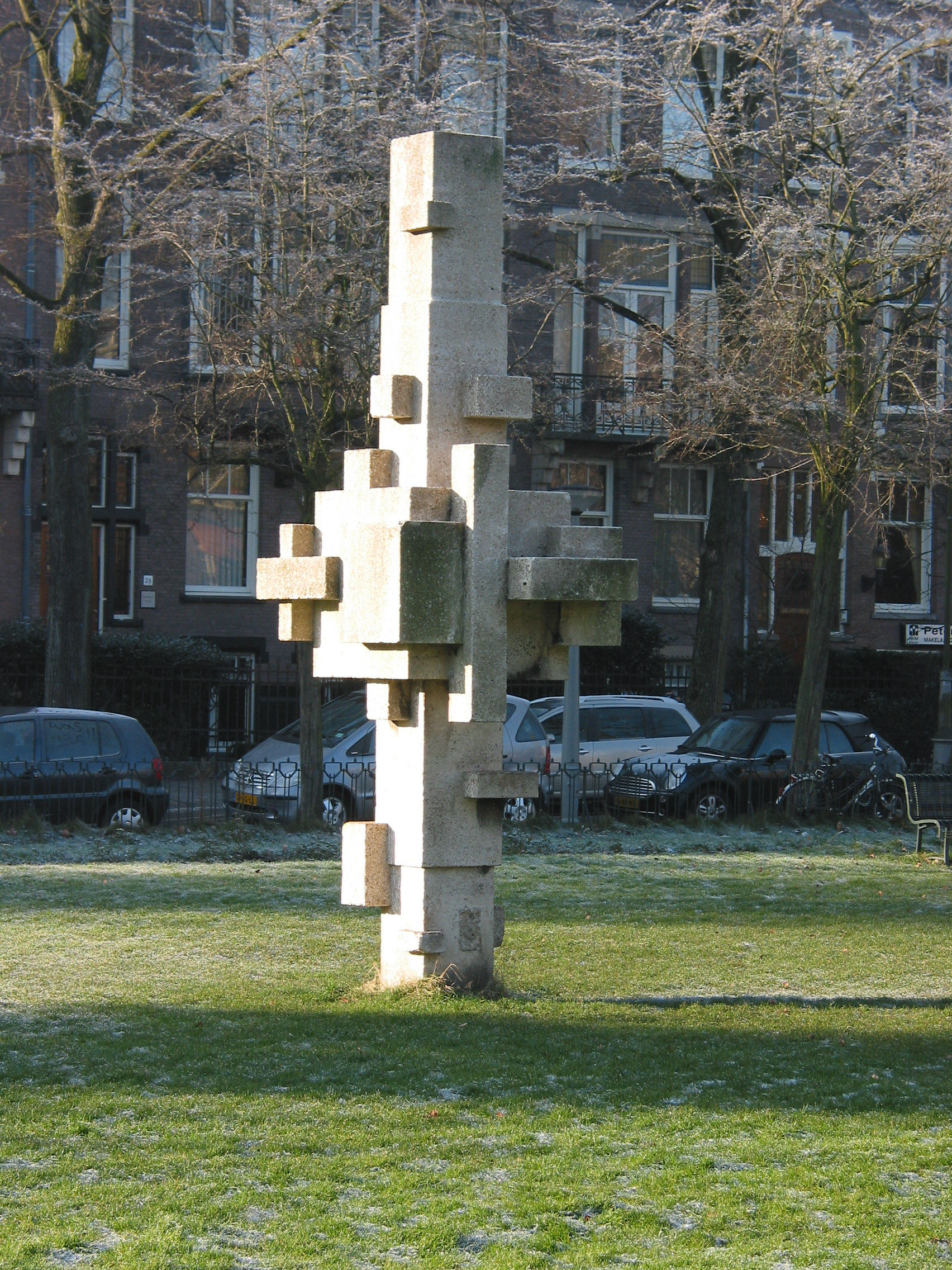 'Verticale structuur' by Henk Zweerus on the Valeriusplein, Amsterdam