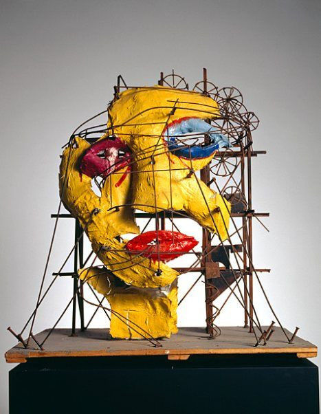 Um belo exemplo de assemblage como escultura de Jean Tinguely e Niki de Saint Phalle 'Le Cyclop - la Tête', 1970