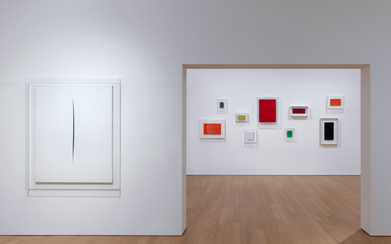 Links een doek-met-snee van Lucio Fontana; rechts verschillende gekleurde monochromen van Yves Klein