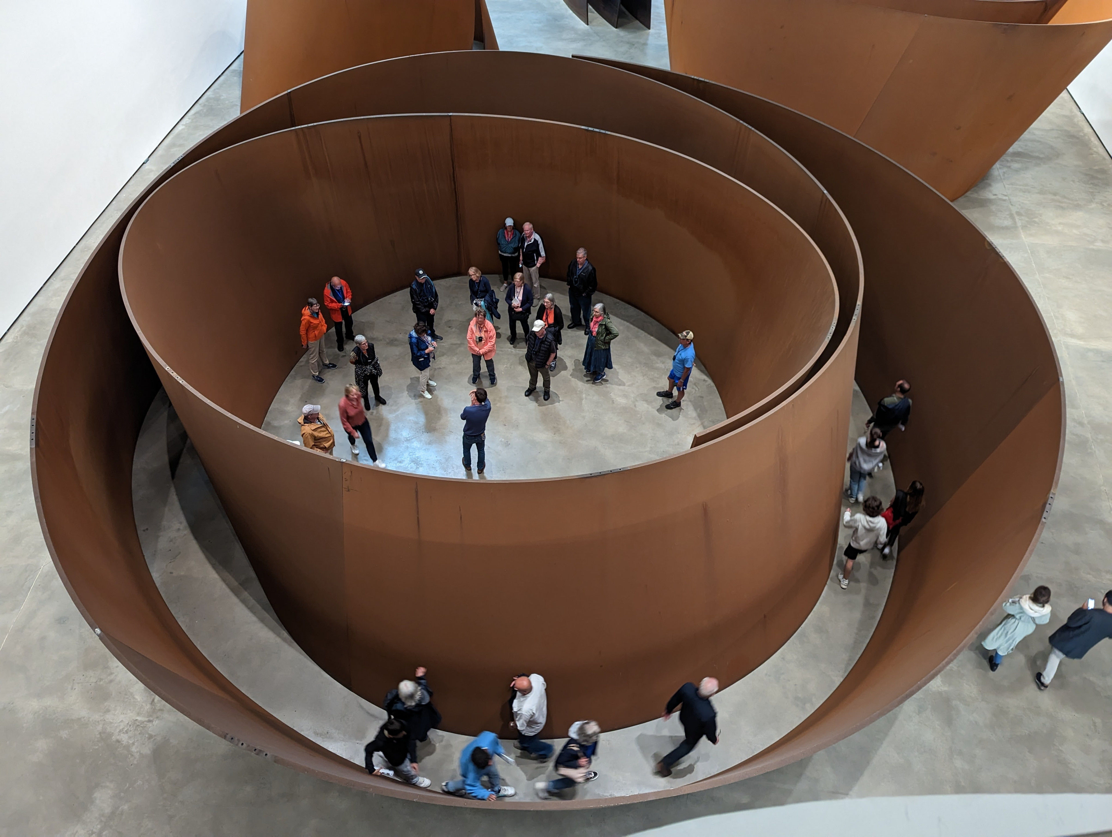Een mooi voorbeeld van een hedendaagse minimalistische installatie van Richard Serra, The Matter of Time, 2005, Guggenheim Bilbao