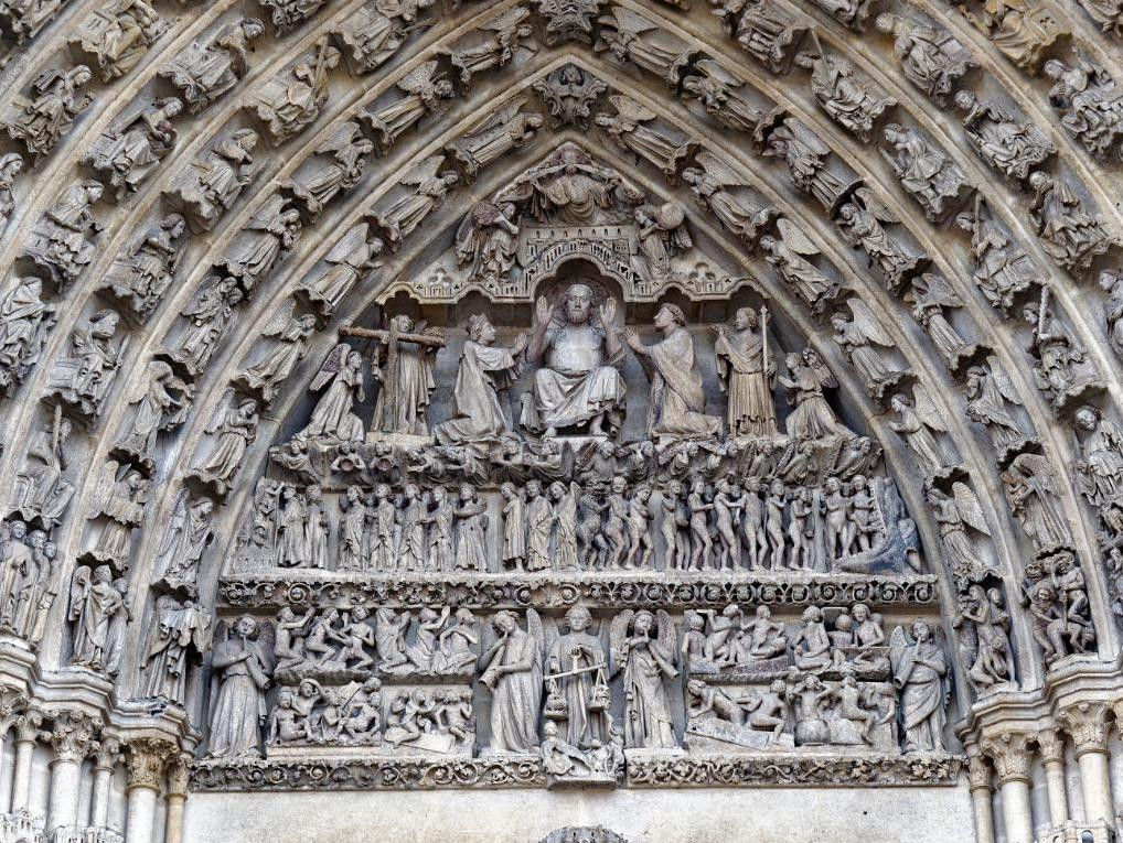 O tímpano de Notre Dame em Amiens com relevos de escultura ricamente decorados, 1270