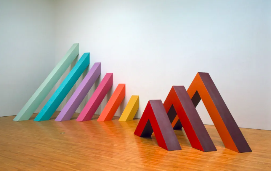 Judy Chicago, minimalistische installatie van Rainbow Pickett (achtergrond) en Trinity (voorgrond)