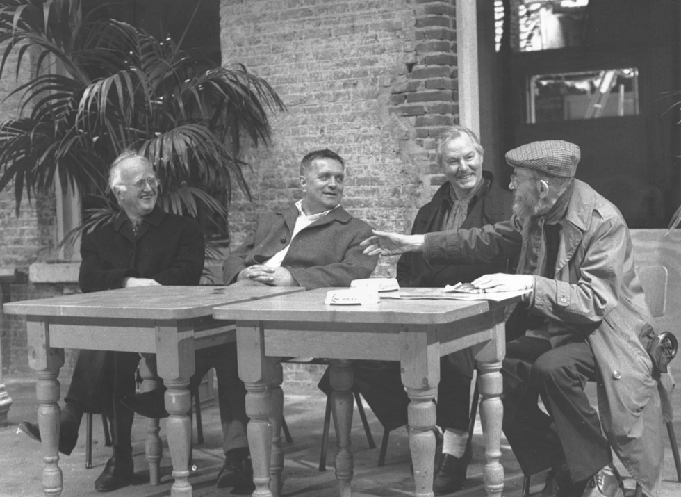 Bekende Nederlandse kunstenaars van de 'Nul-beweging', v.l.n.r: Henk Peeters, Jan Hendirkse, Armando en Jan Schoonhoven in Delft
