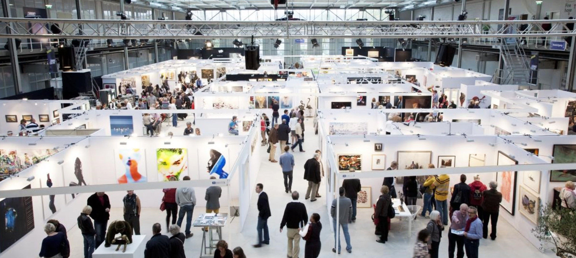 Overzichtsfoto van de jaarlijkse kunstbeurs Art The Hague met voornamelijk hedendaagse kunst