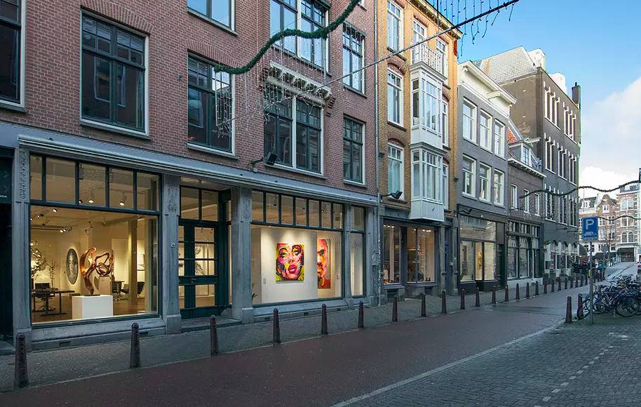 « Art à vendre à Amsterdam »; l'entrée de la spacieuse galerie de la Villa del Arte