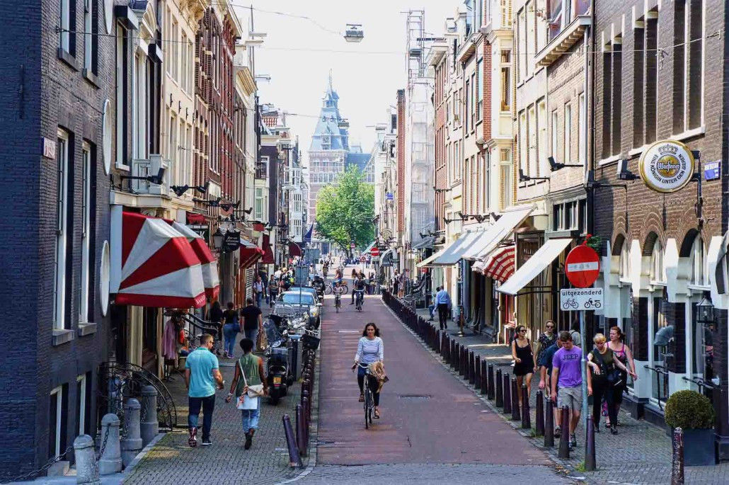 'Kunst kopen in Amsterdam'; het charmante Spiegelkwartier met op de achtergrond het Rijksmuseum