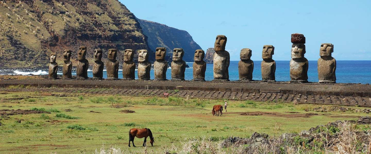 Anciennes statues mystérieuses sur l'île de Pâques